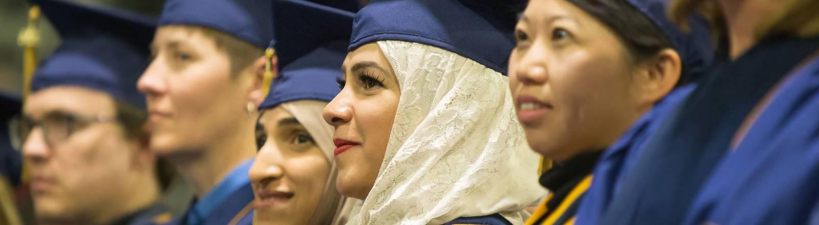 国际 学生 at undergraduate commencement