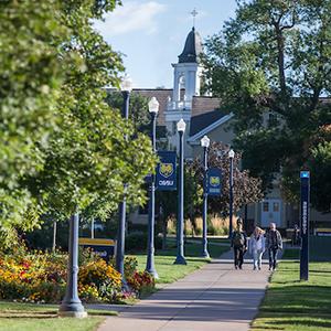 学生s walking the beautiful UNC Campus